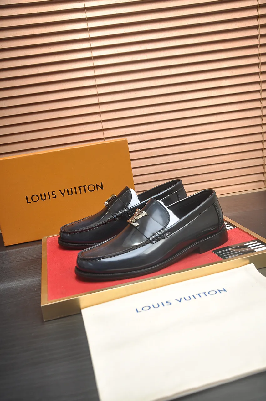 Men's men's shoes 💰560💶 [LV] (original single cowhide lining) 🍀LV's latest genuine leather business suit shoes are launched simultaneously on the official website. The first-layer cowhide imported from Italy is made of heavy gold, 💥1:1 rubber outsole from the official website. Versatile to wear, high-end without losing class, and the color combination is extraordinary. This four-season style is alluring when worn on your feet, showing off your big-name flair. Standard code 38-44 (45 customized)